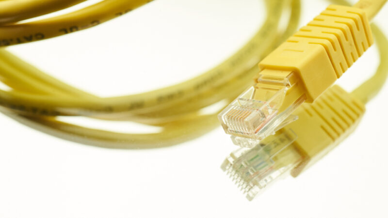 Żółty kabel sieciowy ethernet z wtyczką RJ45