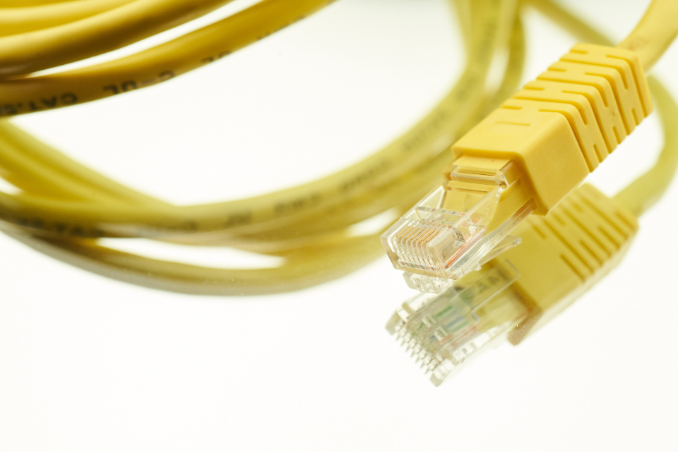 Żółty kabel sieciowy ethernet z wtyczką RJ45