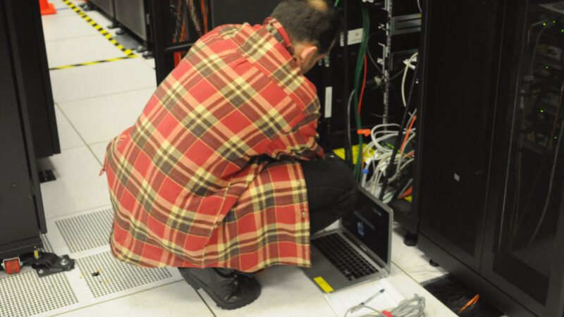 Technik serwisujący szafę serwerową w serwerowni